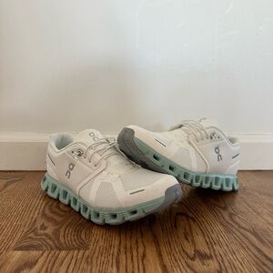 On Cloud 5 running shoes NEVER WORN